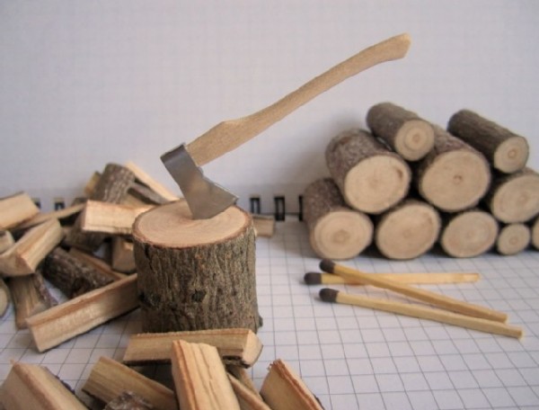 The artist uses everything that comes to hand bolts, nails, cans, radio parts, wooden rulers, popsicle sticks and other objects that people usually throw away to create his creations.