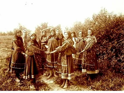 Early XX century Russia, khorovod in a village, archive photo Early XX century Russia, khorovod in a village, archive photo