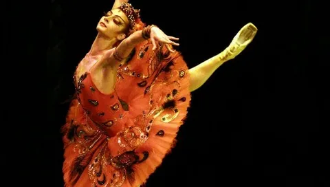 Ekaterina Kondaurova performing as a firebird
